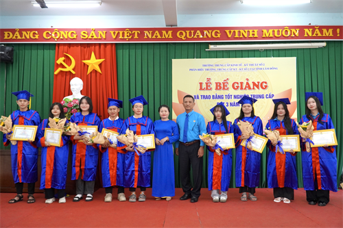 PHÂN HIỆU TRƯỜNG TRUNG CẤP KINH TẾ - KỸ THUẬT SỐ 2 TẠI TỈNH LÂM ĐỒNG TỔ CHỨC LỄ BẾ GIẢNG VÀ TRAO BẰNG TỐT NGHIỆP ĐỢT 3 NĂM 2025